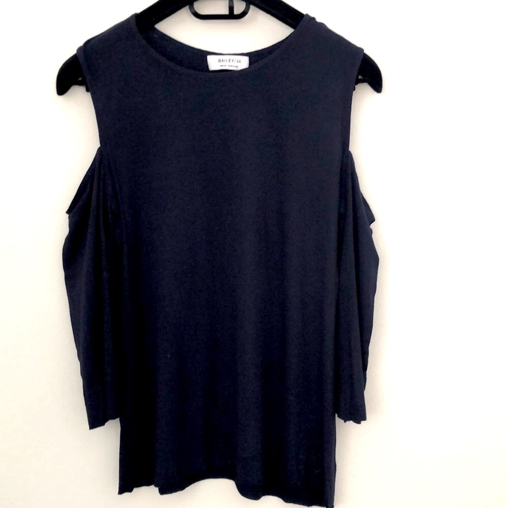 BAILEY 44 navy blue size Medium top. Open shoulder